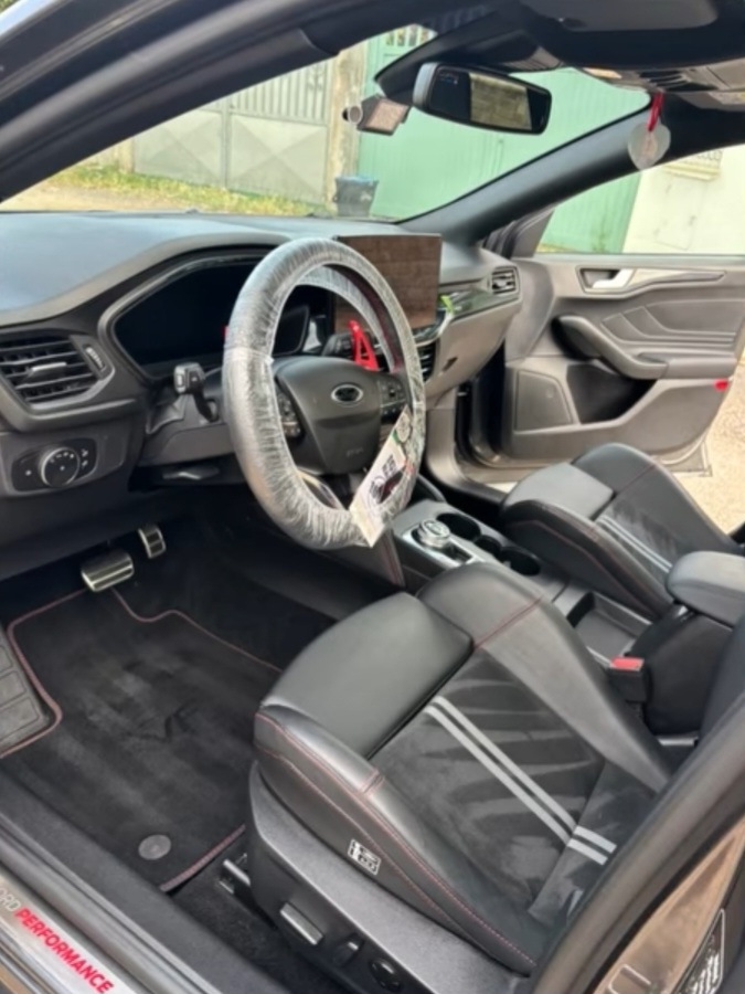 Spotless detailed interior with leather seats